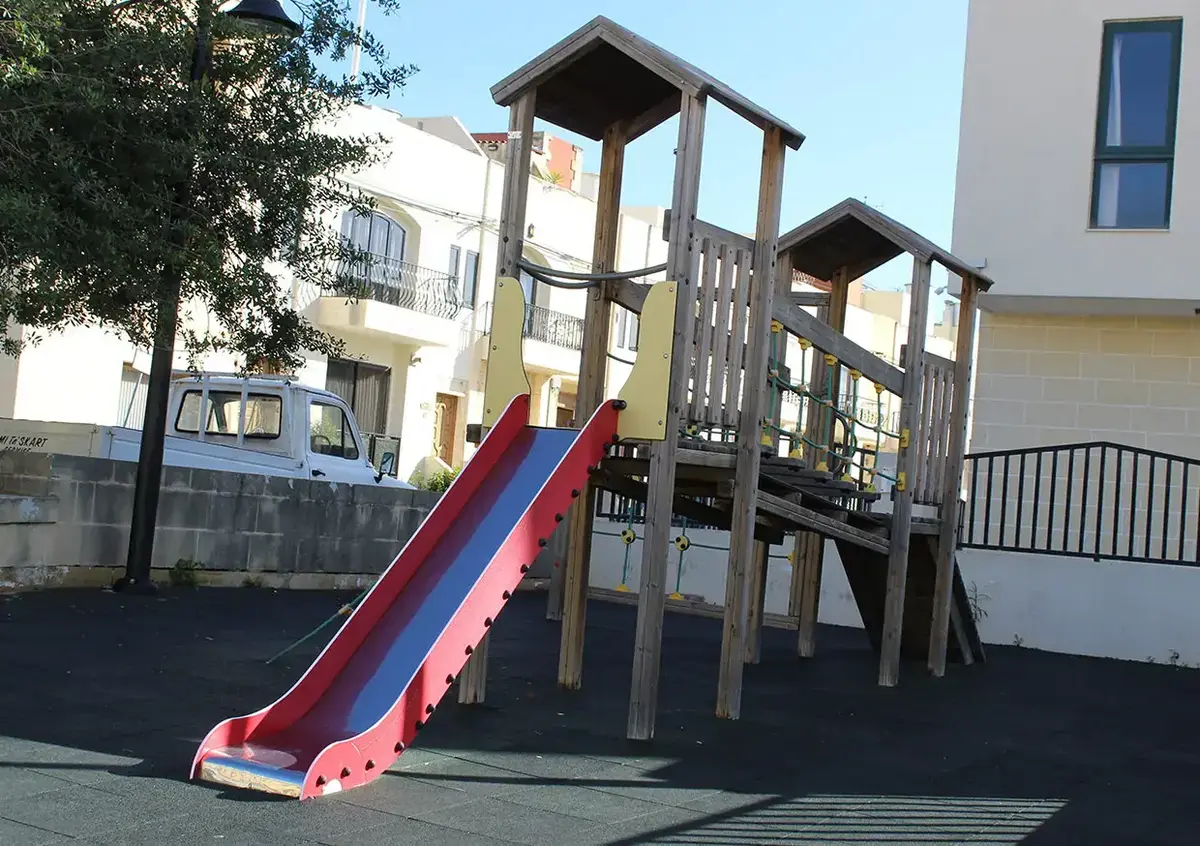 Slide by Gokker Ltd