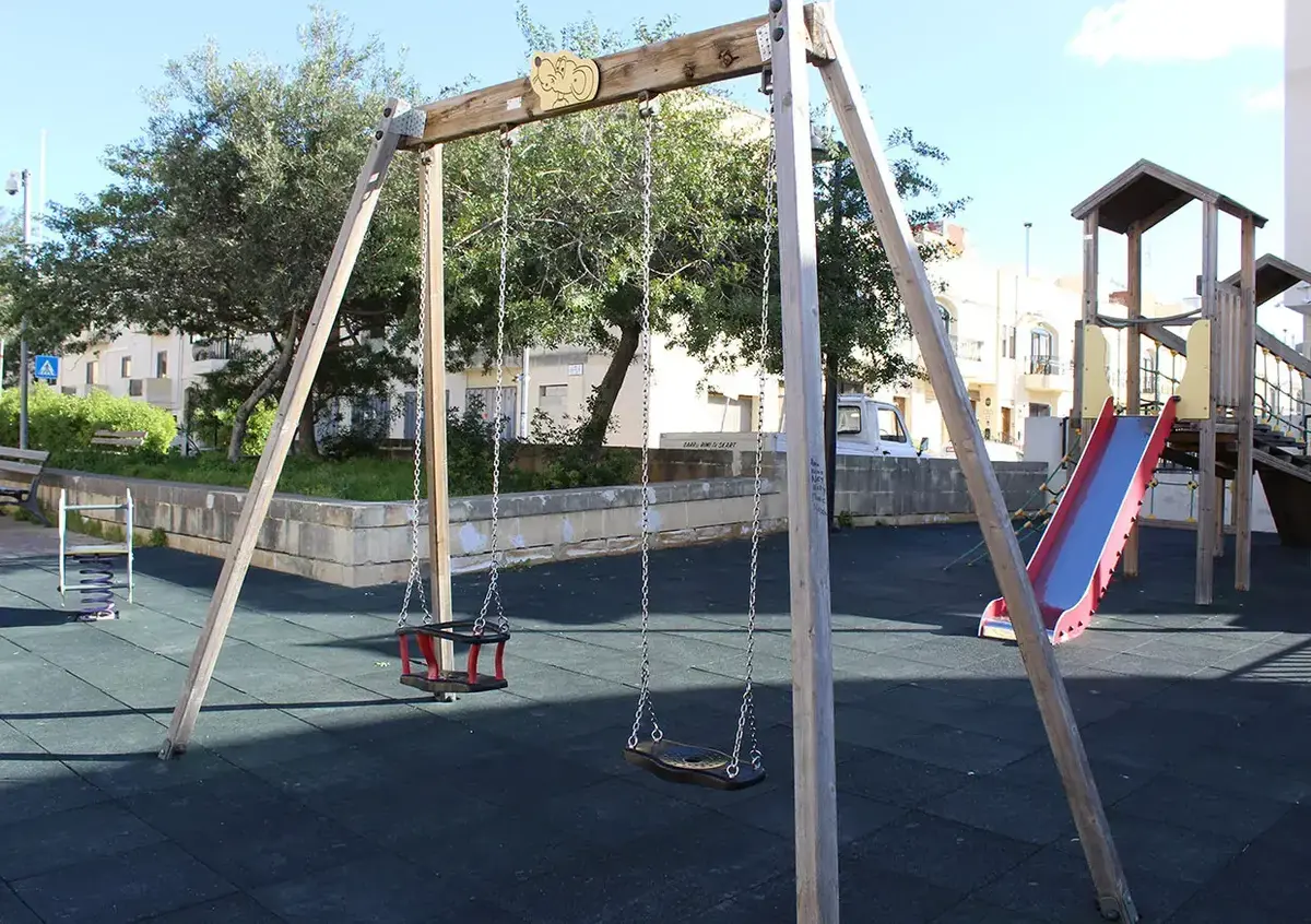 SwingSlide by Gokker Ltd
